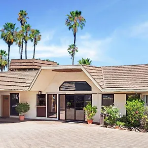 Super 8 By Wyndham Long Long Beach